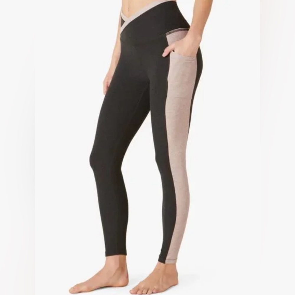 Beyond yoga two tone leggings with pockets